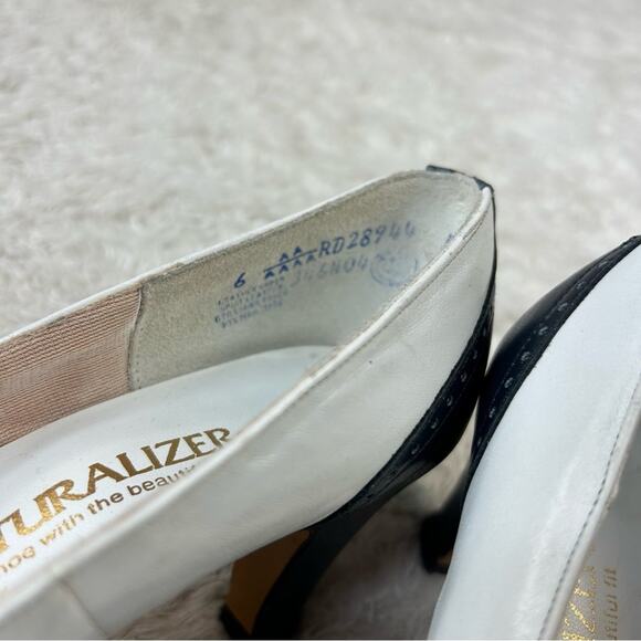 Vintage Naturalizer leather white and navy saddle shoe pumps, size 6 AA narrow - Picture 9 of 10